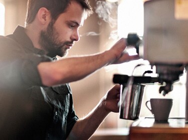 Kavą ruošiantis baristas