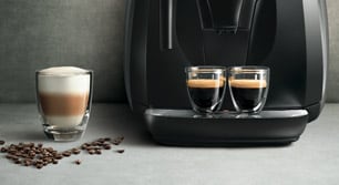 Kavos aparatas su trejais puodeliais
