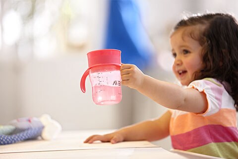 Puikiai pasiruošta: priežastys, kodėl mokyti kūdikį gerti iš puodelio yra lengviau nei manote