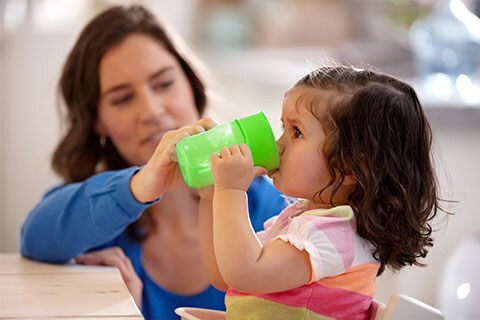 Idealus pasirinkimas: atraskite geriausią puodelį su dangteliu, kad padėtume savo kūdikiui jo raidos etape
