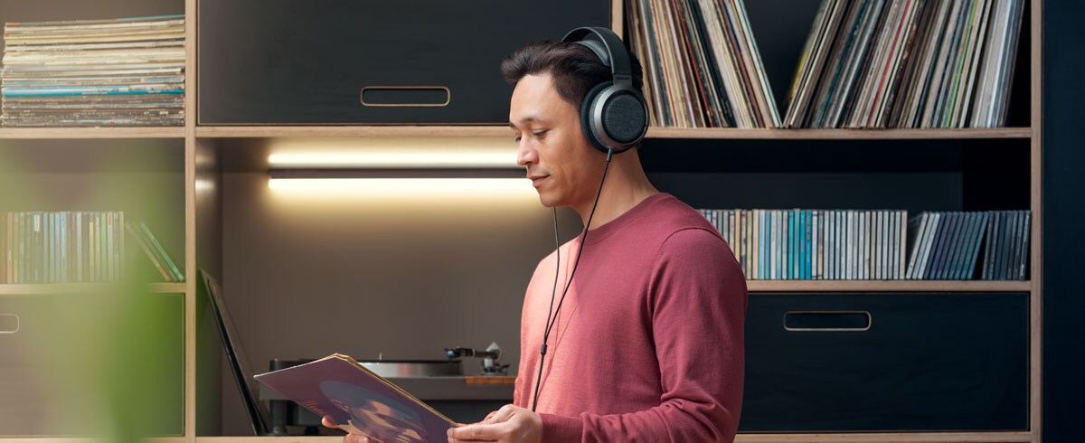 Žmogus klausosi muzikos per „Philips X3“ ausines