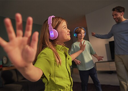 Vaikai mėgaujasi muzika naudodami „Philips“ ant ausų uždedamas ausines
