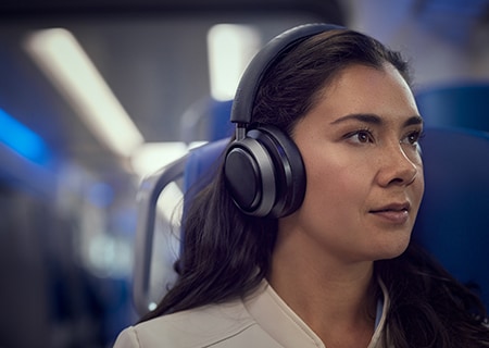Moteris, besimėgaujanti Noise Canceling Pro+ su „Philips L4“ ausinėmis