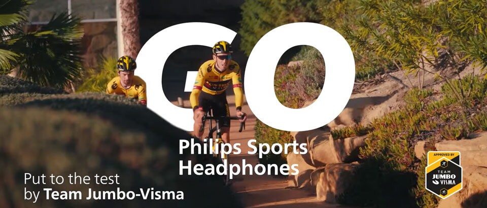 Du komandos „Team Jumbo-Visma“ sportininkai važinėjasi lauke