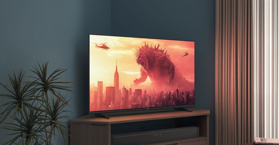 Ant kampo stovinčio „Philips“ televizoriaus rodomas filmas „Godzila“